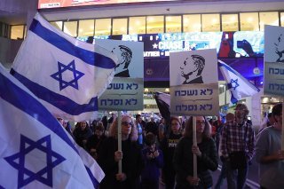 Des milliers d'Israéliens ont à nouveau protesté samedi soir contre une réforme judiciaire qu'ils jugent anti-démocratique.